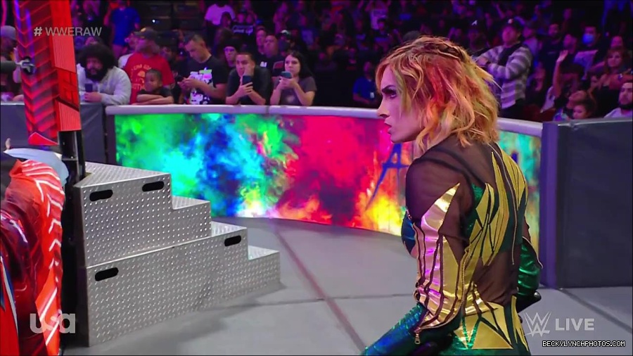 WWE_RAW_4th_July_2022_720p_WEBRip_h264_mp4_008044895.jpg