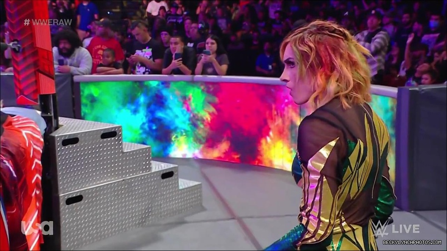 WWE_RAW_4th_July_2022_720p_WEBRip_h264_mp4_008045296.jpg