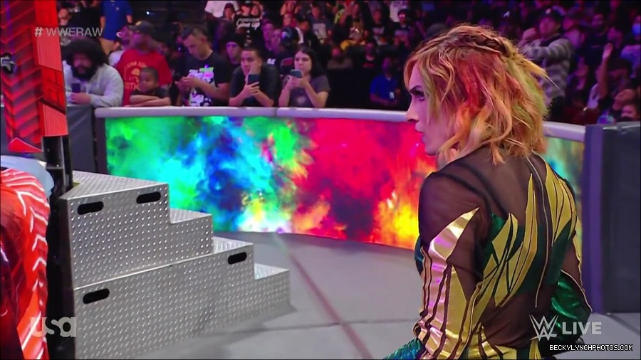 WWE_RAW_4th_July_2022_720p_WEBRip_h264_mp4_008045696.jpg