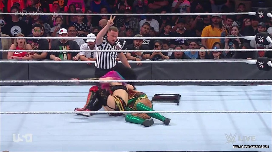 WWE_RAW_4th_July_2022_720p_WEBRip_h264_mp4_008063714.jpg