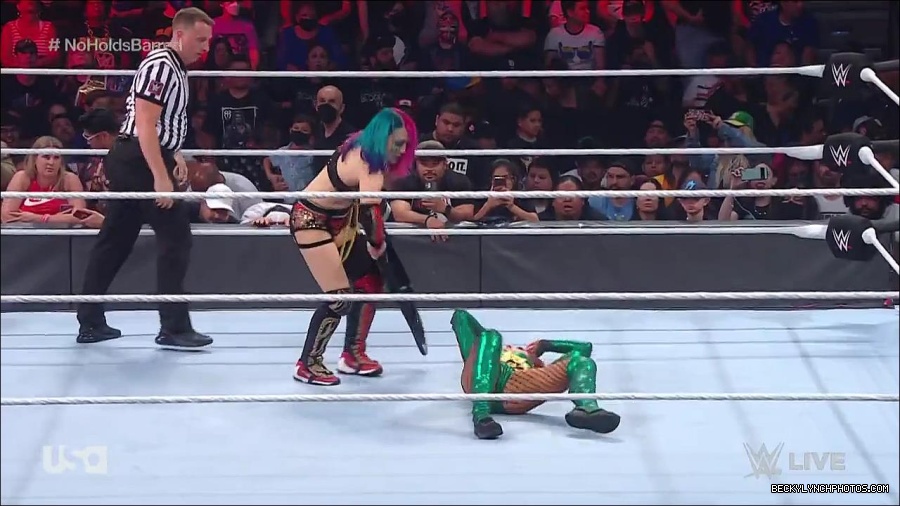 WWE_RAW_4th_July_2022_720p_WEBRip_h264_mp4_008068519.jpg