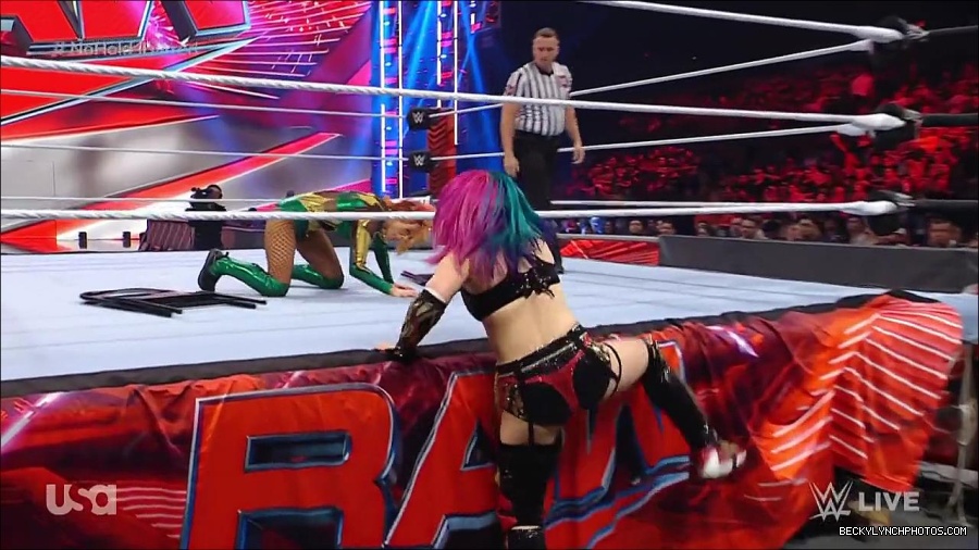 WWE_RAW_4th_July_2022_720p_WEBRip_h264_mp4_008078529.jpg