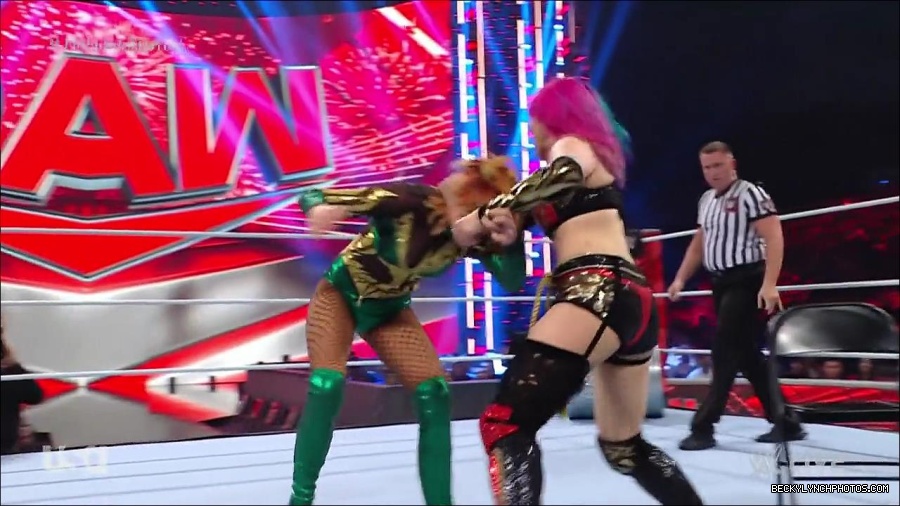 WWE_RAW_4th_July_2022_720p_WEBRip_h264_mp4_008127778.jpg