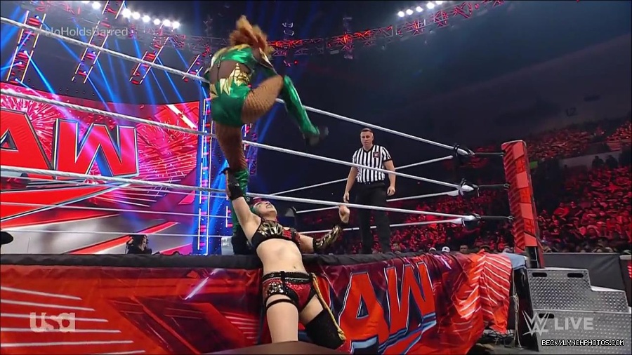WWE_RAW_4th_July_2022_720p_WEBRip_h264_mp4_008163414.jpg