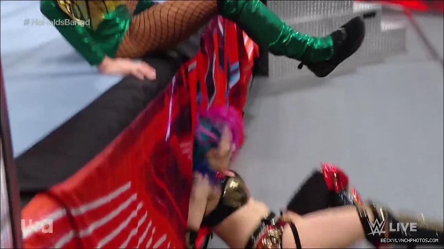 WWE_RAW_4th_July_2022_720p_WEBRip_h264_mp4_008165816.jpg