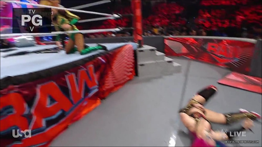 WWE_RAW_4th_July_2022_720p_WEBRip_h264_mp4_008405954.jpg