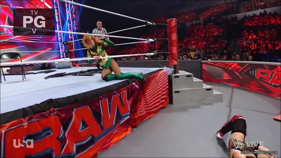 WWE_RAW_4th_July_2022_720p_WEBRip_h264_mp4_008406355.jpg