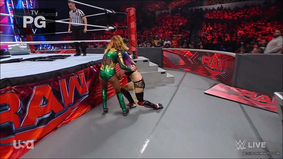 WWE_RAW_4th_July_2022_720p_WEBRip_h264_mp4_008410359.jpg