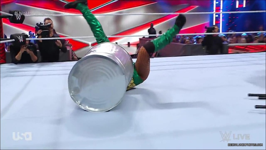 WWE_RAW_4th_July_2022_720p_WEBRip_h264_mp4_008544893.jpg