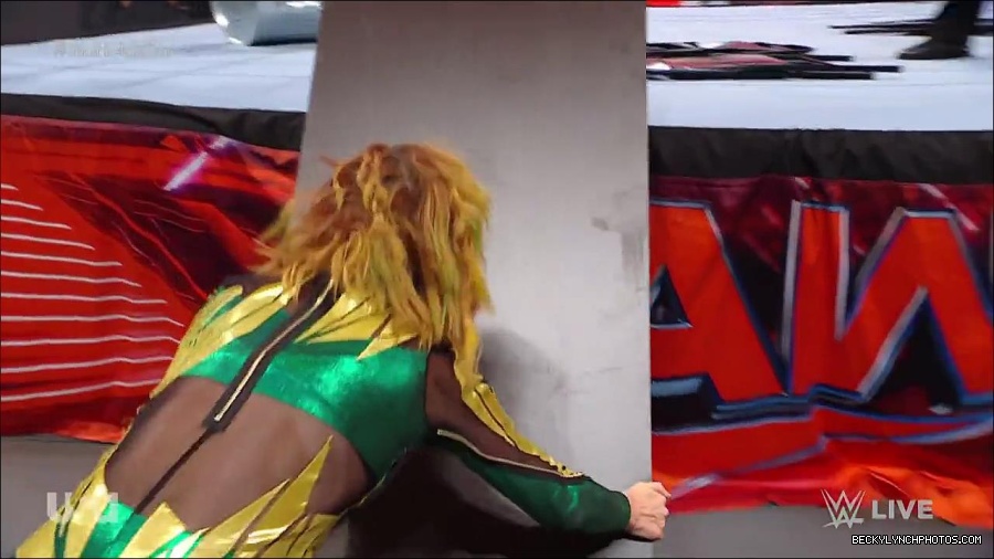 WWE_RAW_4th_July_2022_720p_WEBRip_h264_mp4_008603752.jpg