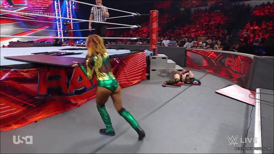 WWE_RAW_4th_July_2022_720p_WEBRip_h264_mp4_008607756.jpg