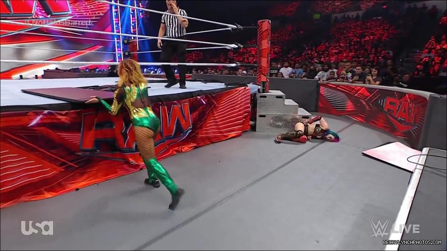 WWE_RAW_4th_July_2022_720p_WEBRip_h264_mp4_008608156.jpg