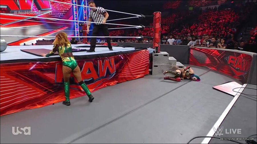 WWE_RAW_4th_July_2022_720p_WEBRip_h264_mp4_008608557.jpg