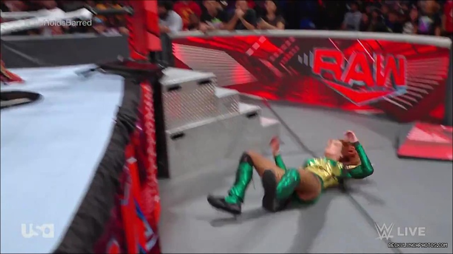 WWE_RAW_4th_July_2022_720p_WEBRip_h264_mp4_008669017.jpg