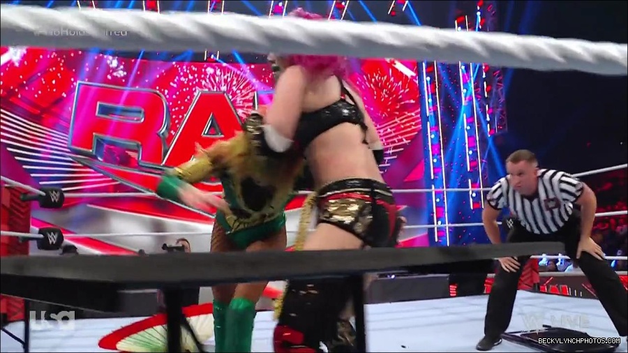 WWE_RAW_4th_July_2022_720p_WEBRip_h264_mp4_008723071.jpg