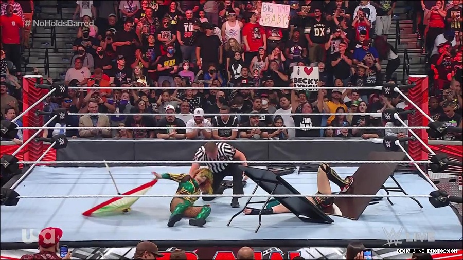 WWE_RAW_4th_July_2022_720p_WEBRip_h264_mp4_008764596.jpg