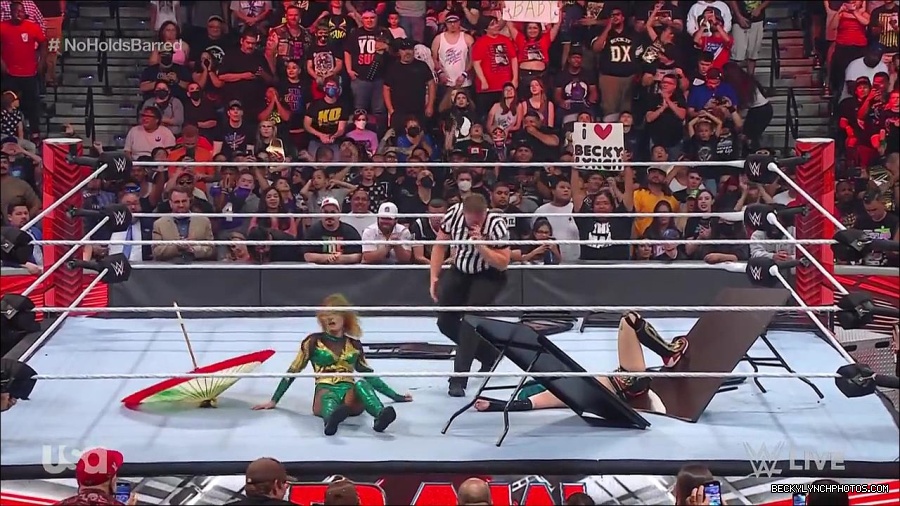 WWE_RAW_4th_July_2022_720p_WEBRip_h264_mp4_008765397.jpg