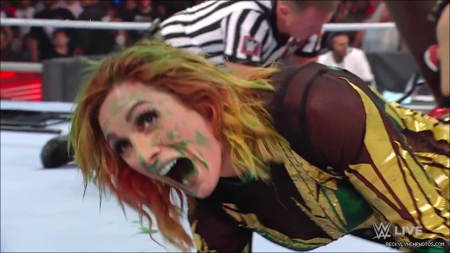 WWE_RAW_4th_July_2022_720p_WEBRip_h264_mp4_008799431.jpg