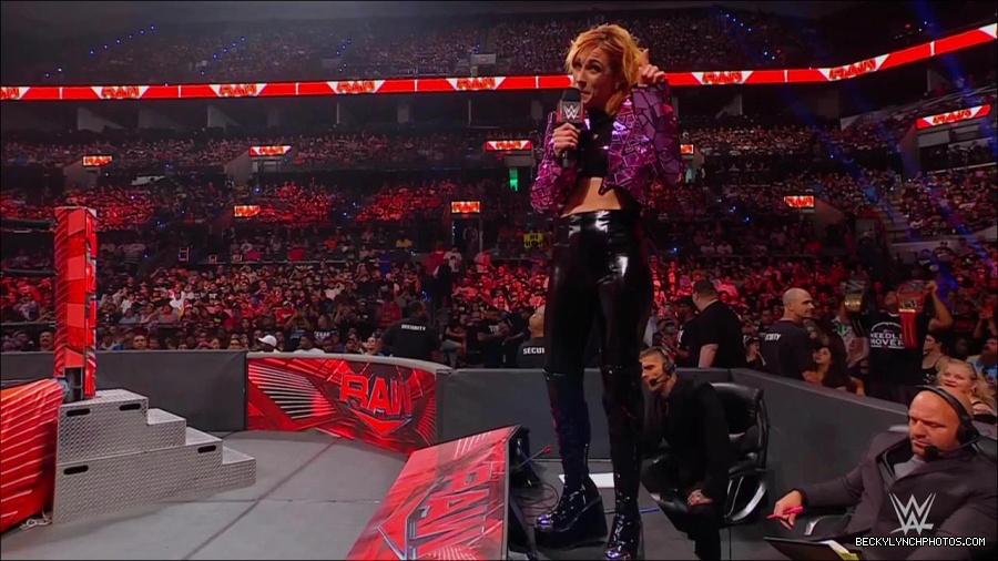 WWE_Monday_Night_RAW_2022_07_11_720p_HDTV_x264-Star_mkv_002199210.jpg