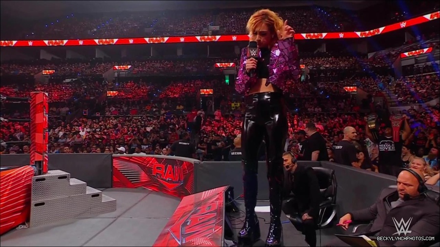 WWE_Monday_Night_RAW_2022_07_11_720p_HDTV_x264-Star_mkv_002199610.jpg