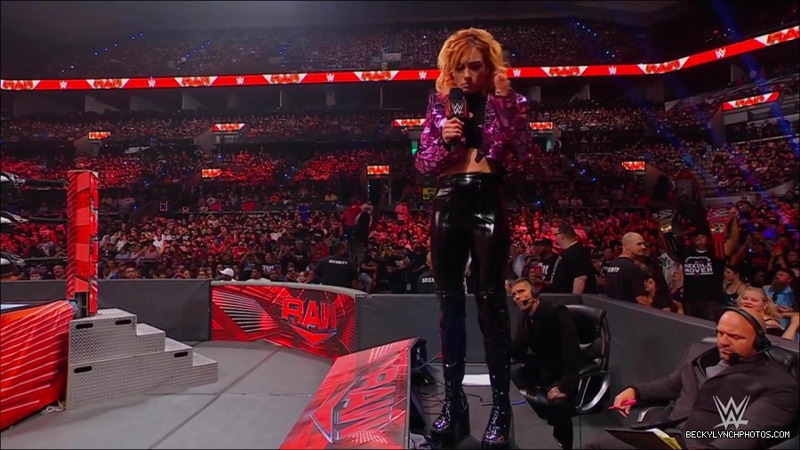 WWE_Monday_Night_RAW_2022_07_11_720p_HDTV_x264-Star_mkv_002200010.jpg