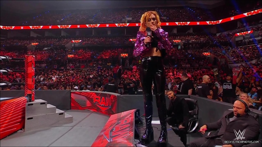 WWE_Monday_Night_RAW_2022_07_11_720p_HDTV_x264-Star_mkv_002200410.jpg