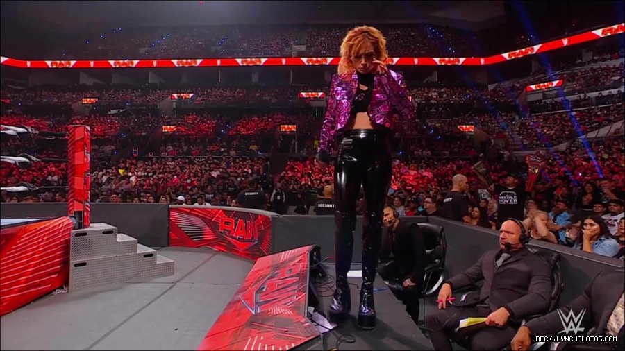 WWE_Monday_Night_RAW_2022_07_11_720p_HDTV_x264-Star_mkv_002219210.jpg