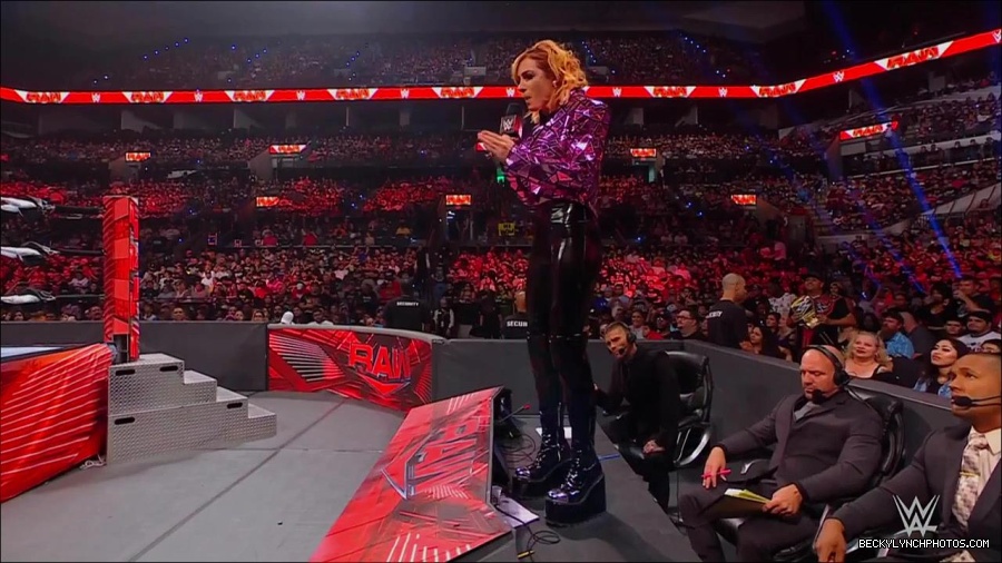 WWE_Monday_Night_RAW_2022_07_11_720p_HDTV_x264-Star_mkv_002230010.jpg