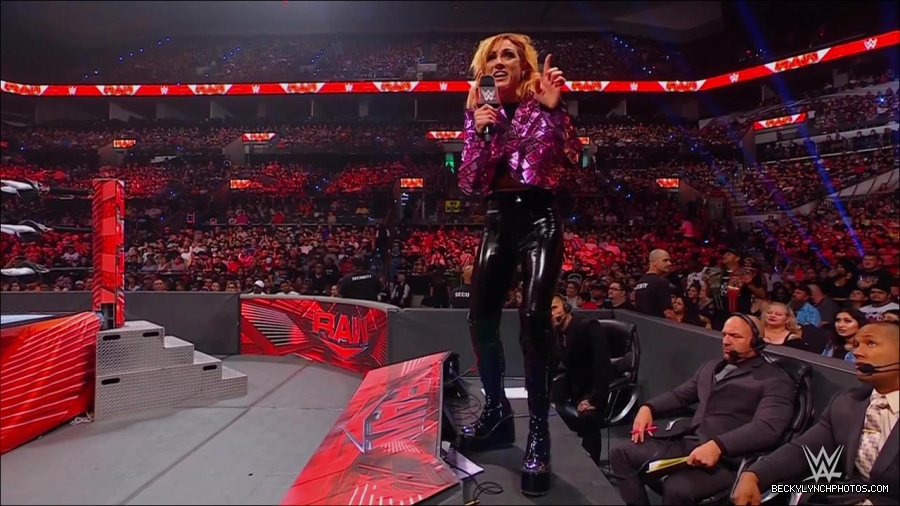 WWE_Monday_Night_RAW_2022_07_11_720p_HDTV_x264-Star_mkv_002231210.jpg