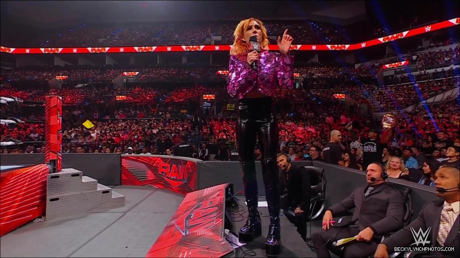 WWE_Monday_Night_RAW_2022_07_11_720p_HDTV_x264-Star_mkv_002232410.jpg