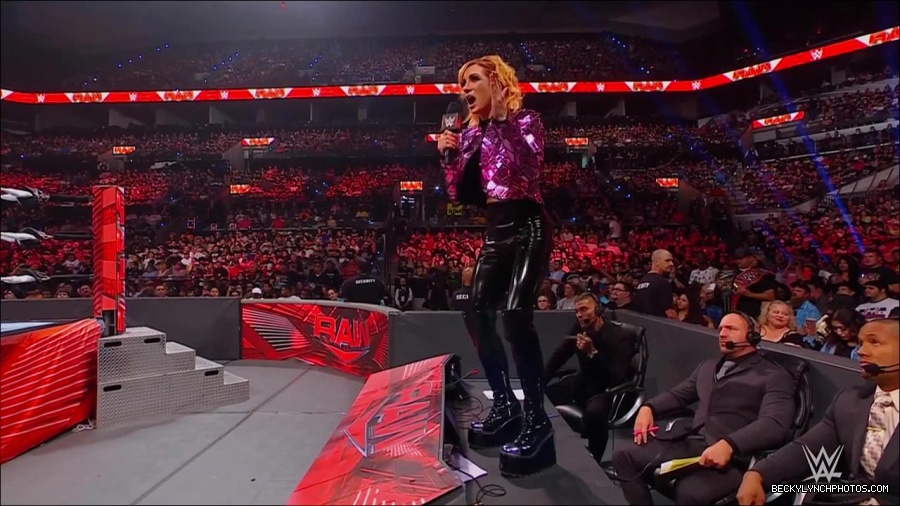 WWE_Monday_Night_RAW_2022_07_11_720p_HDTV_x264-Star_mkv_002241210.jpg