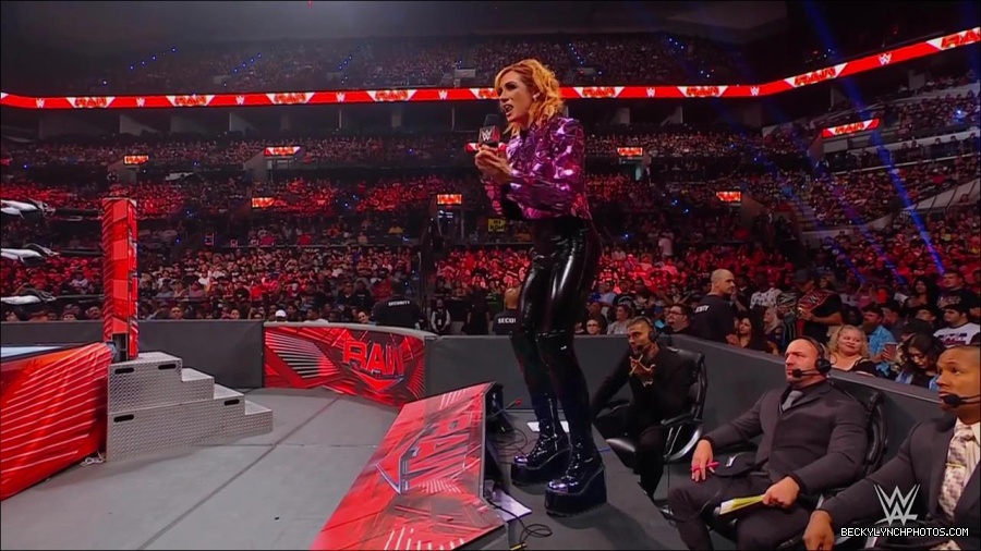 WWE_Monday_Night_RAW_2022_07_11_720p_HDTV_x264-Star_mkv_002241610.jpg