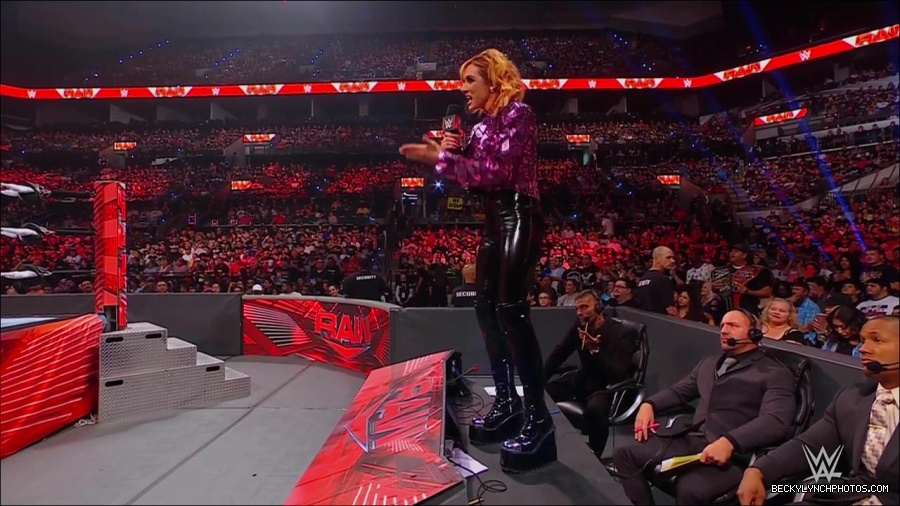 WWE_Monday_Night_RAW_2022_07_11_720p_HDTV_x264-Star_mkv_002242010.jpg