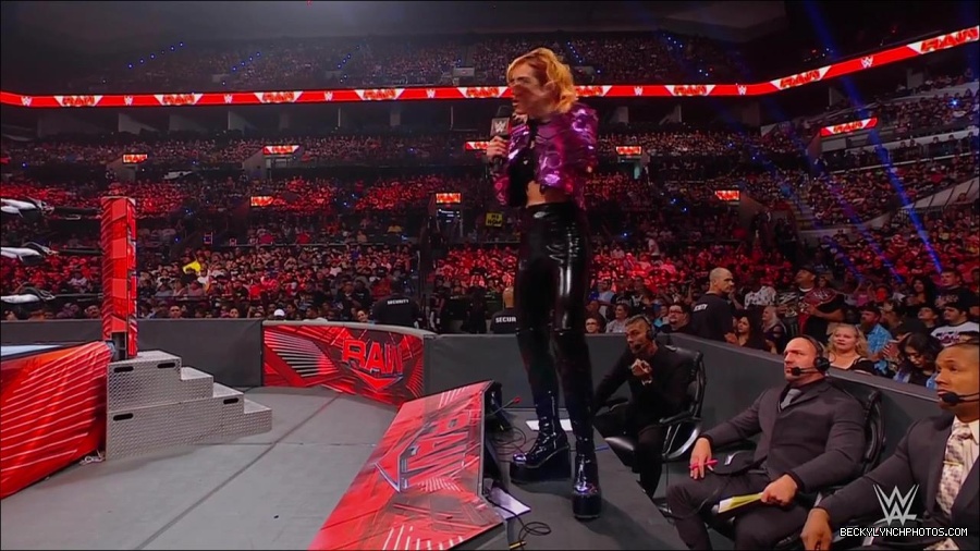 WWE_Monday_Night_RAW_2022_07_11_720p_HDTV_x264-Star_mkv_002242410.jpg
