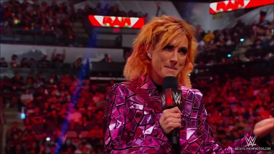 WWE_Monday_Night_RAW_2022_07_11_720p_HDTV_x264-Star_mkv_002242810.jpg