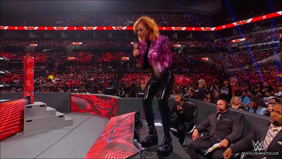 WWE_Monday_Night_RAW_2022_07_11_720p_HDTV_x264-Star_mkv_002254010.jpg