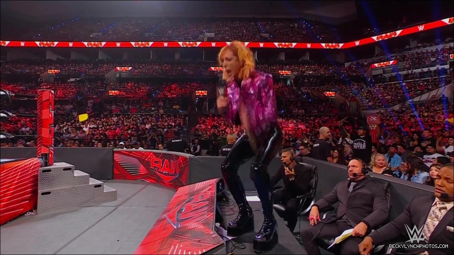 WWE_Monday_Night_RAW_2022_07_11_720p_HDTV_x264-Star_mkv_002254410.jpg