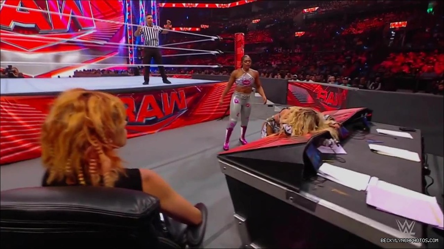 WWE_Monday_Night_RAW_2022_07_11_720p_HDTV_x264-Star_mkv_002488330.jpg