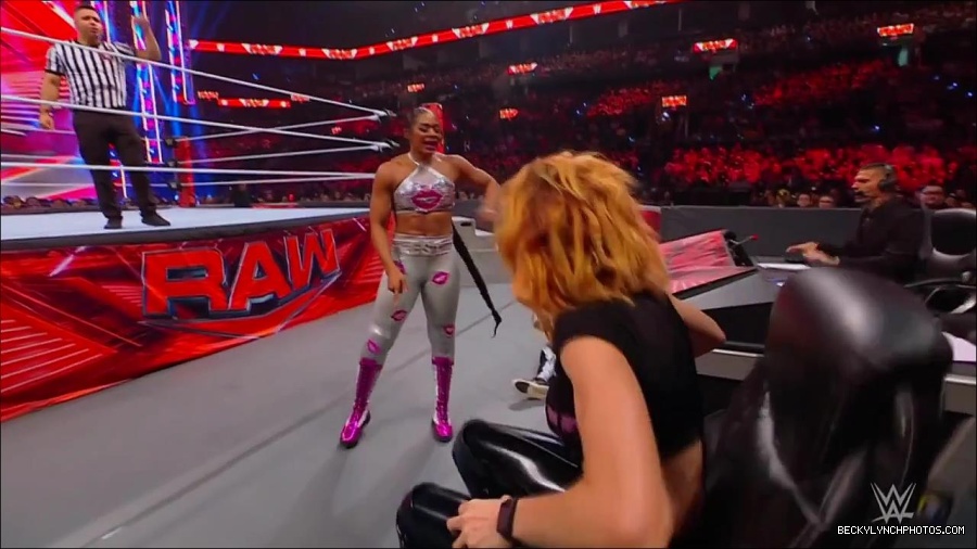 WWE_Monday_Night_RAW_2022_07_11_720p_HDTV_x264-Star_mkv_002492330.jpg