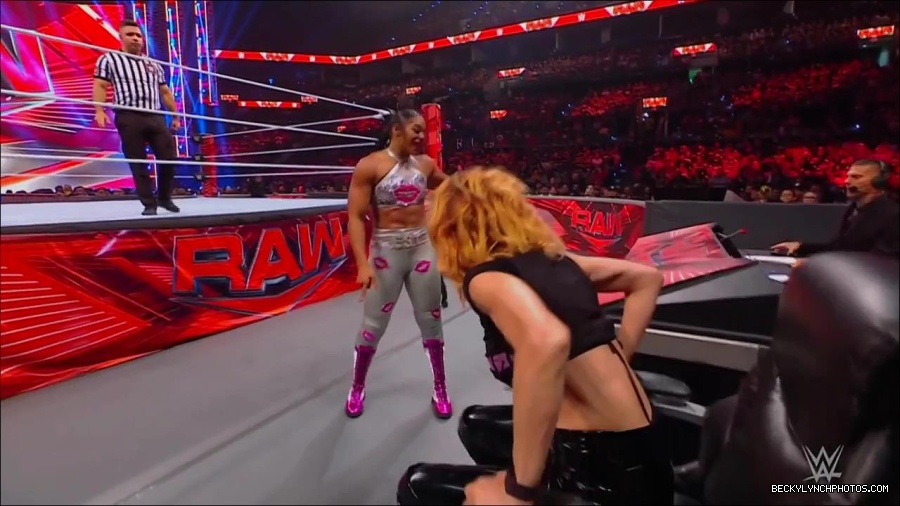 WWE_Monday_Night_RAW_2022_07_11_720p_HDTV_x264-Star_mkv_002492730.jpg