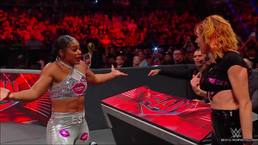 WWE_Monday_Night_RAW_2022_07_11_720p_HDTV_x264-Star_mkv_002494730.jpg