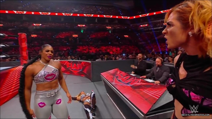 WWE_Monday_Night_RAW_2022_07_11_720p_HDTV_x264-Star_mkv_002497530.jpg