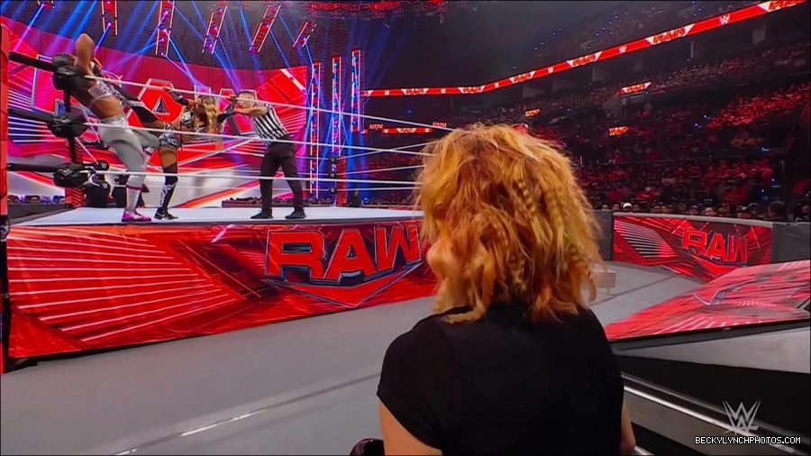 WWE_Monday_Night_RAW_2022_07_11_720p_HDTV_x264-Star_mkv_002608330.jpg
