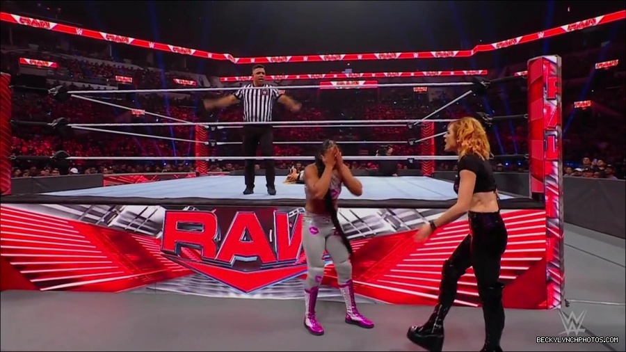 WWE_Monday_Night_RAW_2022_07_11_720p_HDTV_x264-Star_mkv_002942010.jpg