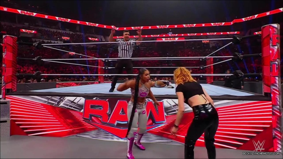 WWE_Monday_Night_RAW_2022_07_11_720p_HDTV_x264-Star_mkv_002943210.jpg