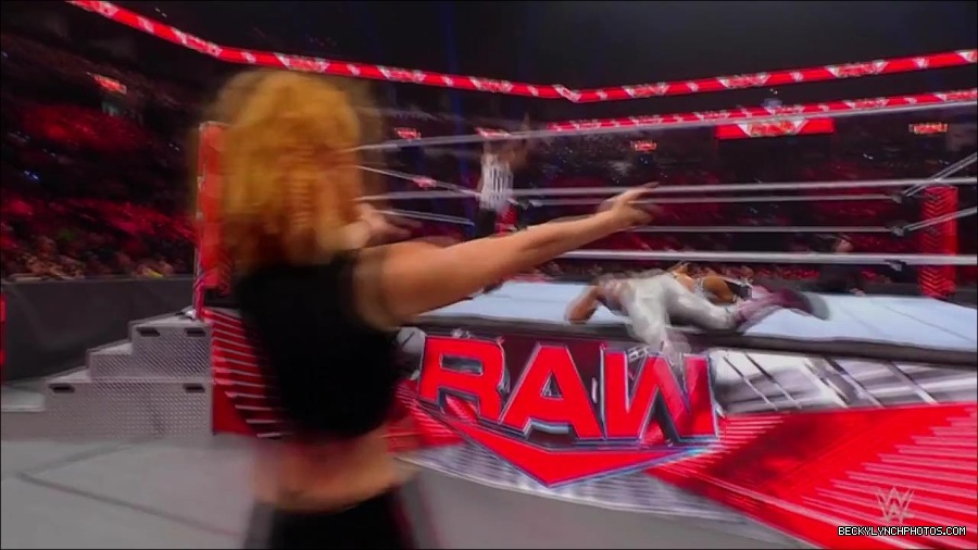 WWE_Monday_Night_RAW_2022_07_11_720p_HDTV_x264-Star_mkv_002946410.jpg