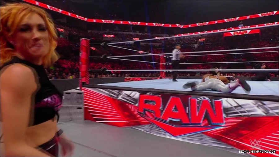 WWE_Monday_Night_RAW_2022_07_11_720p_HDTV_x264-Star_mkv_002947210.jpg