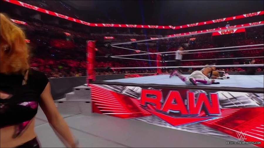 WWE_Monday_Night_RAW_2022_07_11_720p_HDTV_x264-Star_mkv_002947610.jpg