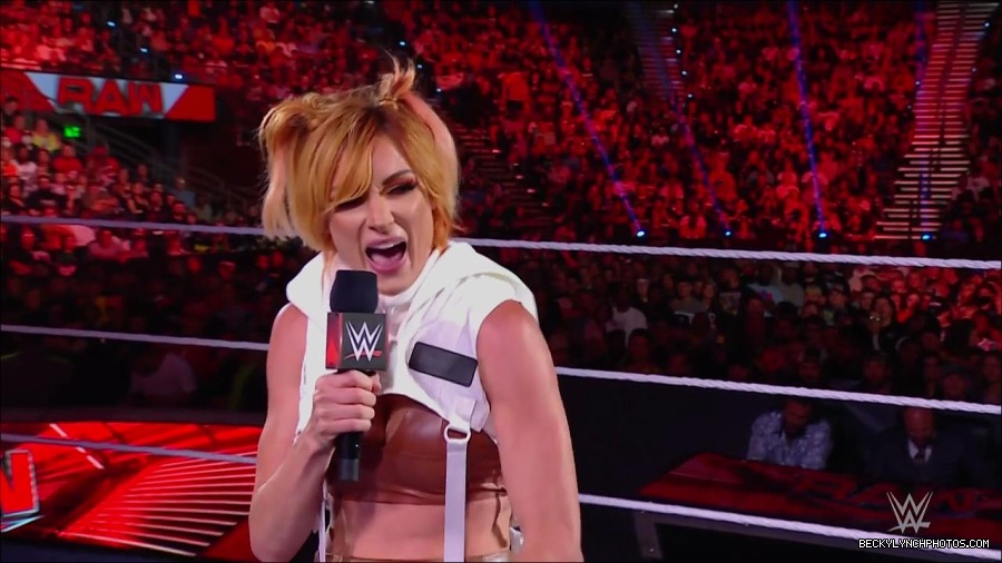 WWE_Monday_Night_RAW_2022_07_18_720p_HDTV_x264-Star_mkv_000526650.jpg