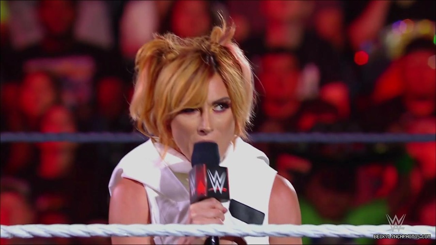 WWE_Monday_Night_RAW_2022_07_18_720p_HDTV_x264-Star_mkv_000560650.jpg